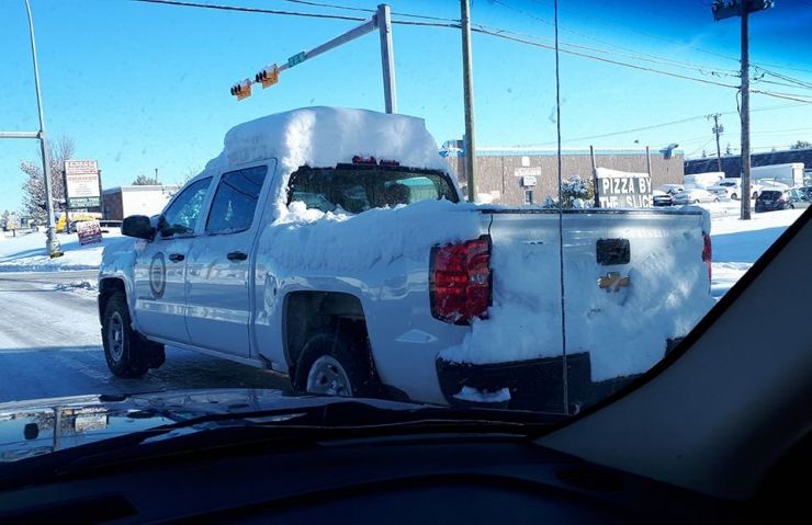 An AB Gov. Truck with insecure snow load and the license plate covered. 